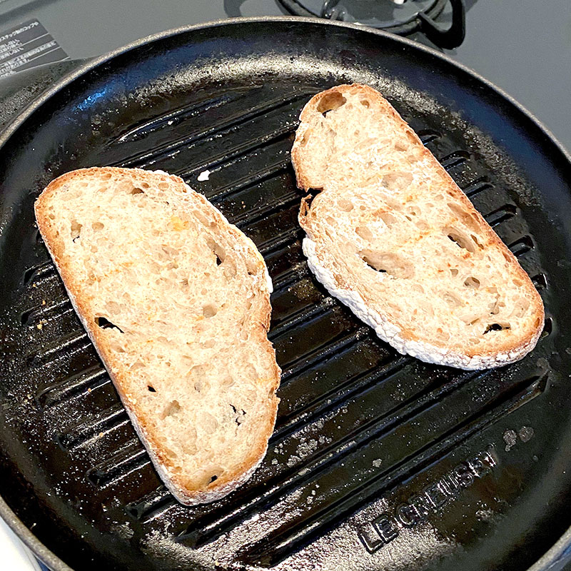 同じグリルパンで、食パンの両面に香ばしく焼き色をつける。