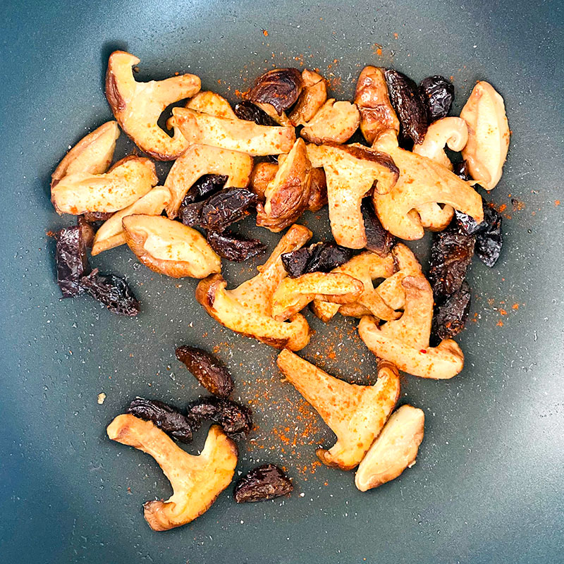 Slice prunes and add them to the mushrooms. Add paprika powder, salt and pepper.