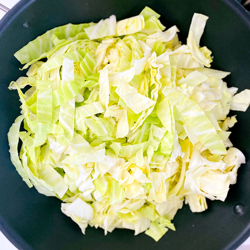 Add sliced cabbage and 100 ml of water to 2. Cover and heat over a medium heat for about 10 min.
