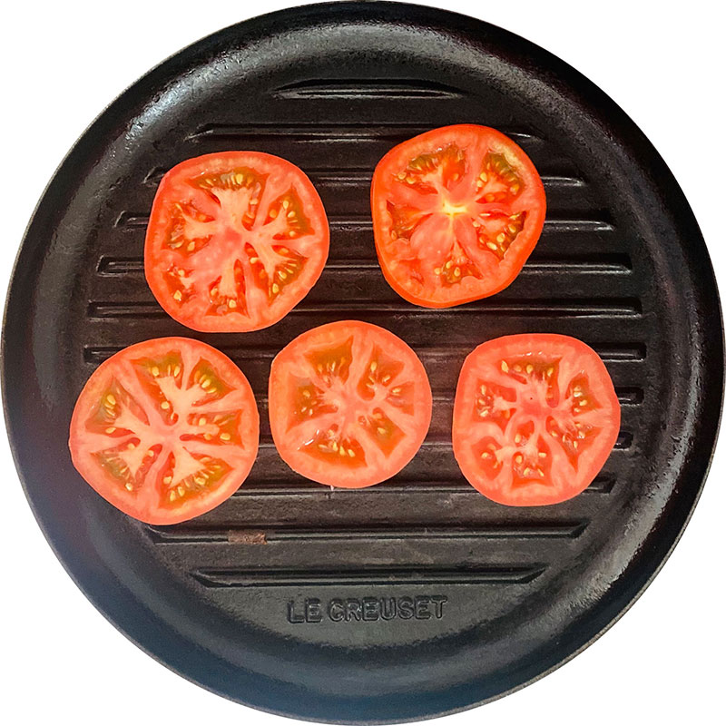 トマトをスライスし、グリルする。